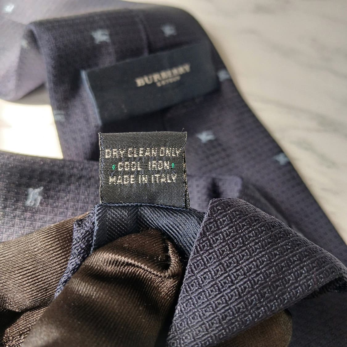 버버리 실크 네이비 기마사 패턴 넥타이 9.5cm A+등급 E890
 상품이미지10