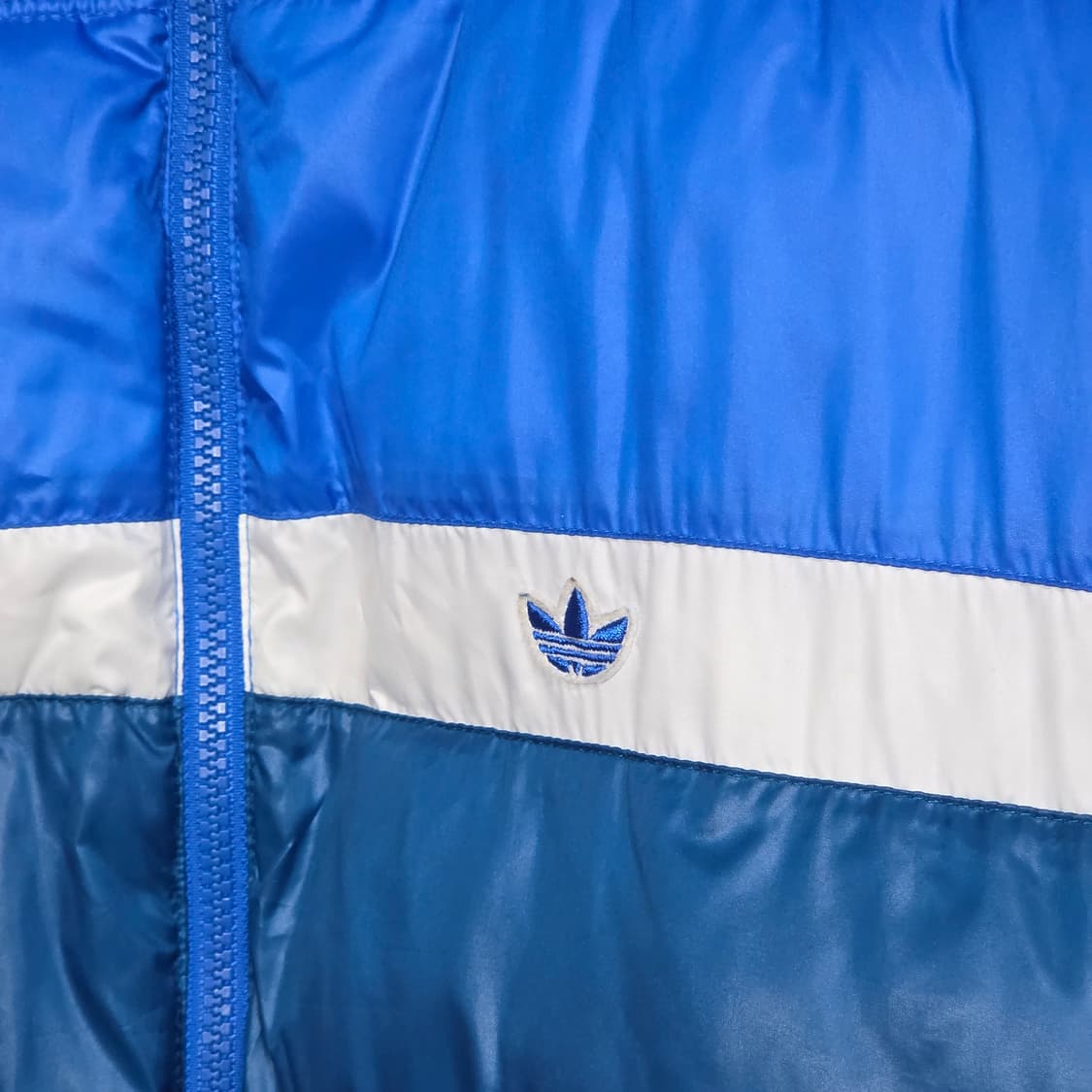 아디다스 블루 배색 유광 푸퍼 패딩 상품이미지4
