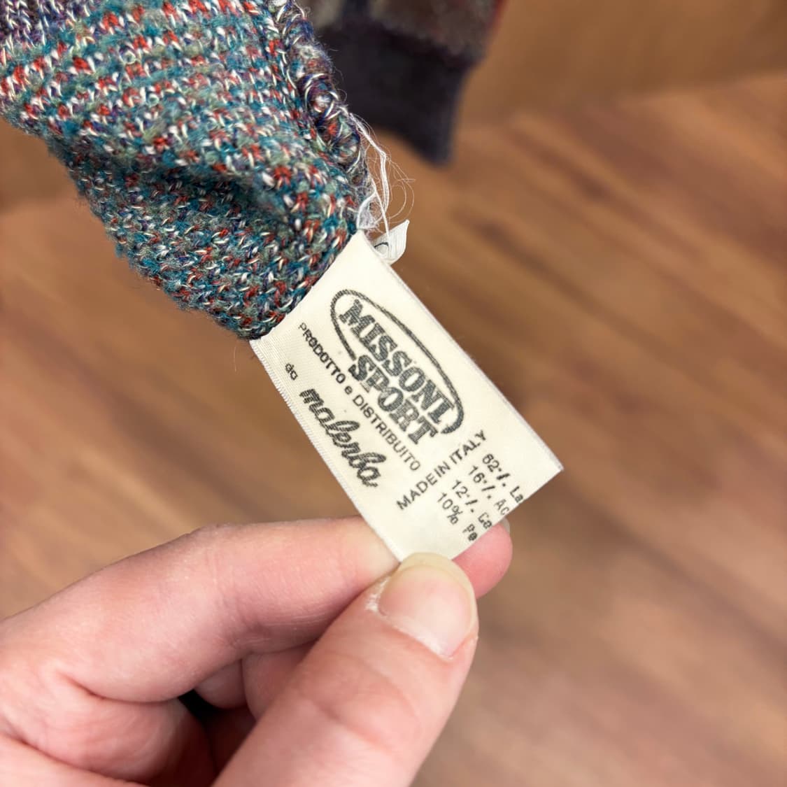 미쏘니 스포츠 니트 V자형 패턴 리브 마감 기하학 디테일 카키 상품이미지8