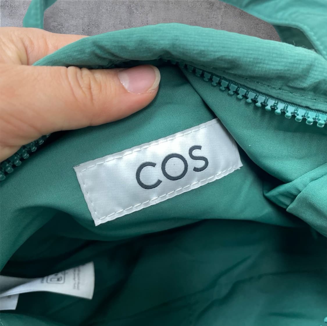 코스 Cos 다크그린 나일론 크로스바디 새들백 상품이미지9