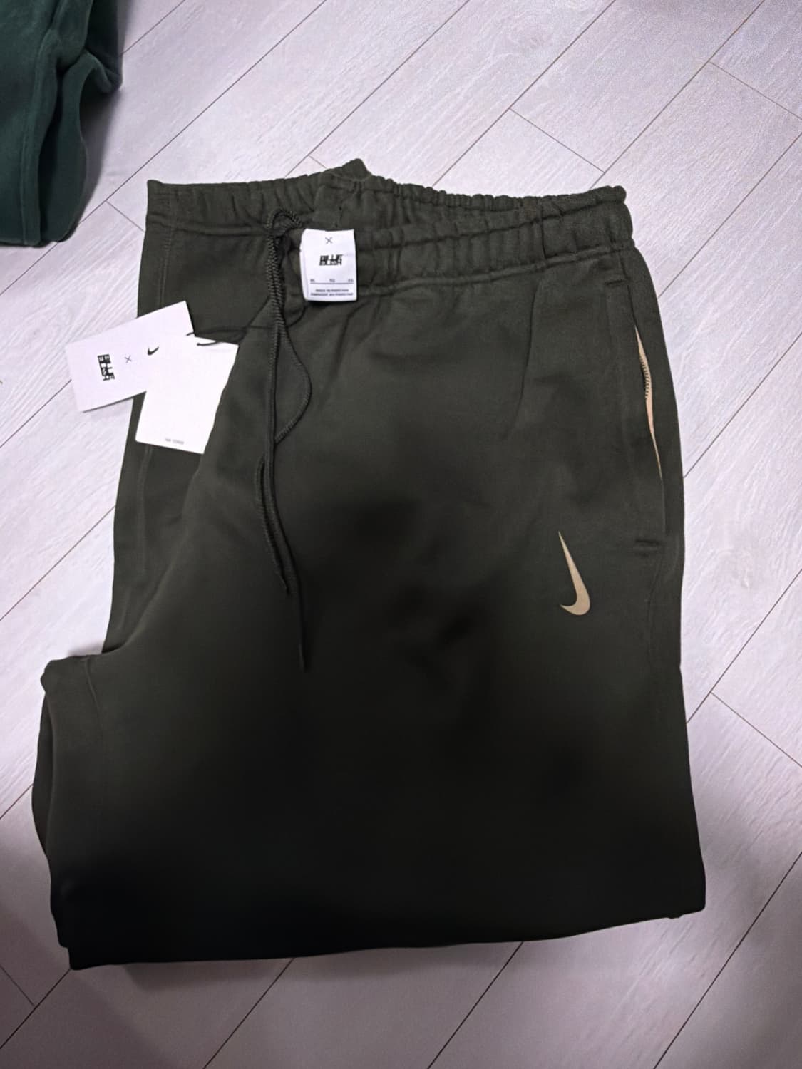 <새제품> 나이키 빌리아일리시 콜라보 트레이닝 팬츠 카키 XL 상품이미지1