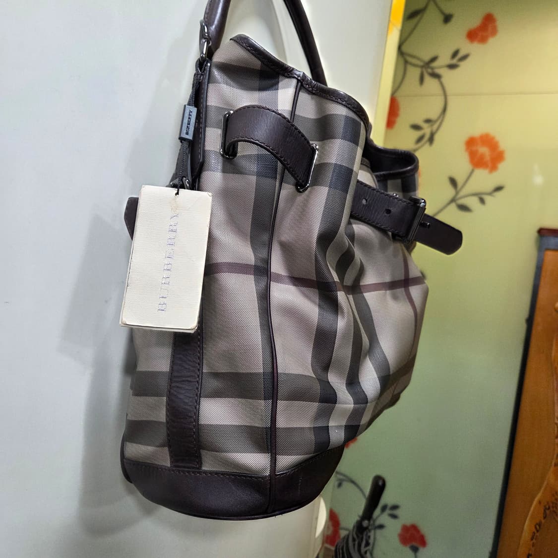 버버리 스모크 체크 호보백 상품이미지3