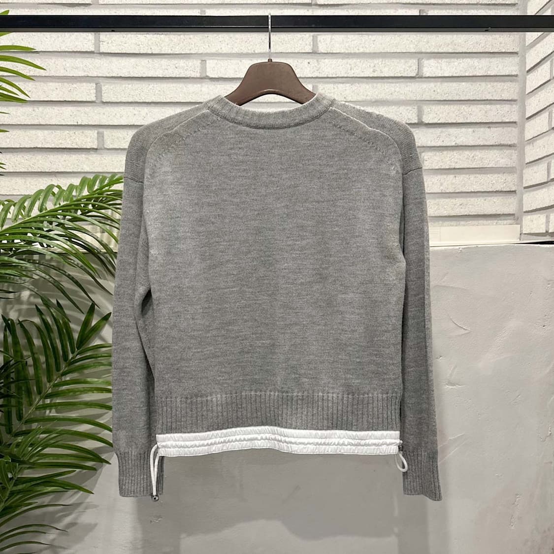 사카이 럭 라운드넥 니트 밑단 스트링 레이스 디테일 그레이 상품이미지3