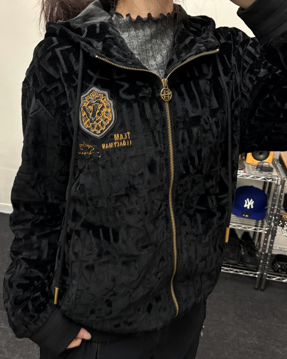 올드 빈티지 레터링 벨벳 후드집업 블랙 상품이미지1