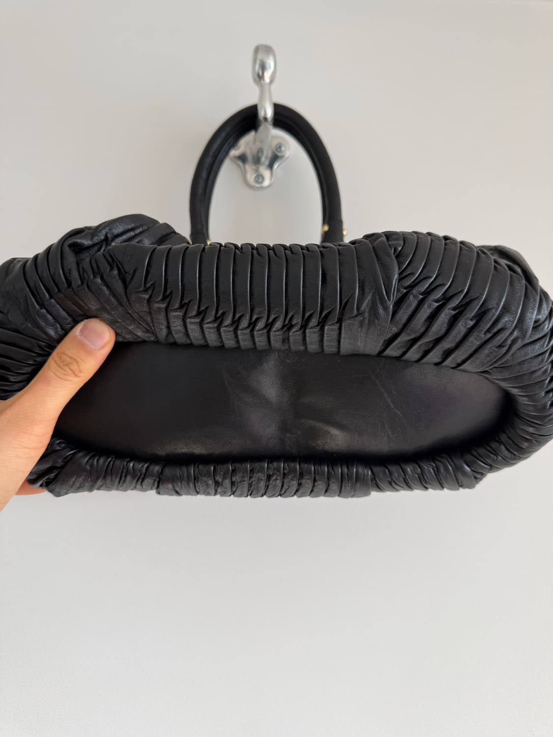 코치(COACH) 레더 플리츠 토트 숄더백 상품이미지6