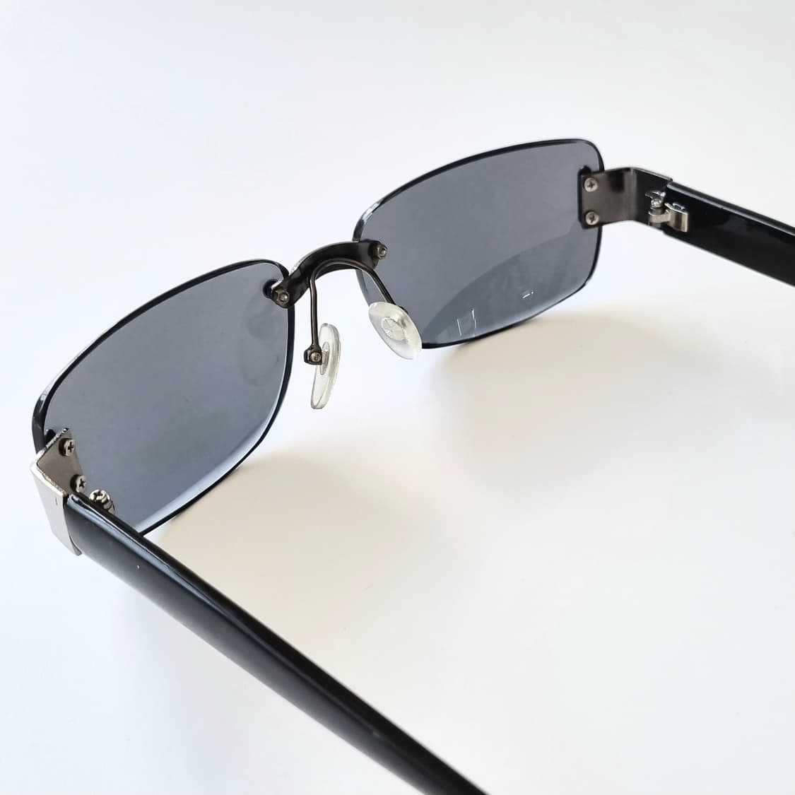 데드스탁 Y2K 무드 얼굴 라인을 살려주는 무테 슬림 선글라스 상품이미지4