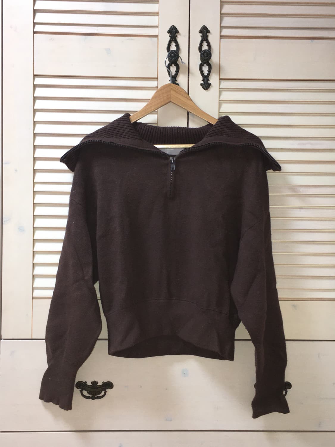 에잇세컨드 초코 크롭 니트 집업 블랙업 이즈이즈 모래하우스 김아홉 상품이미지1