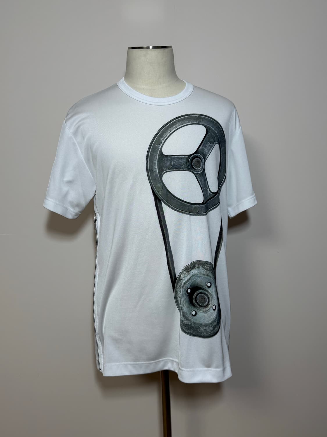 꼼데가르송 옴므플러스 지퍼 디테일 폴리 반팔티 L 상품이미지1