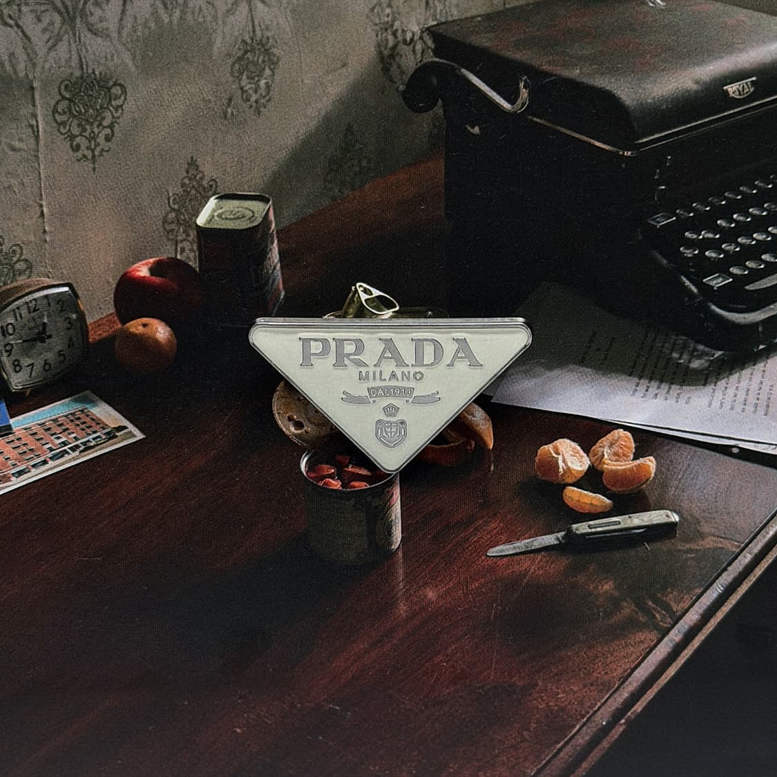 프라다 트라이앵글 메탈 브로치 상품이미지1