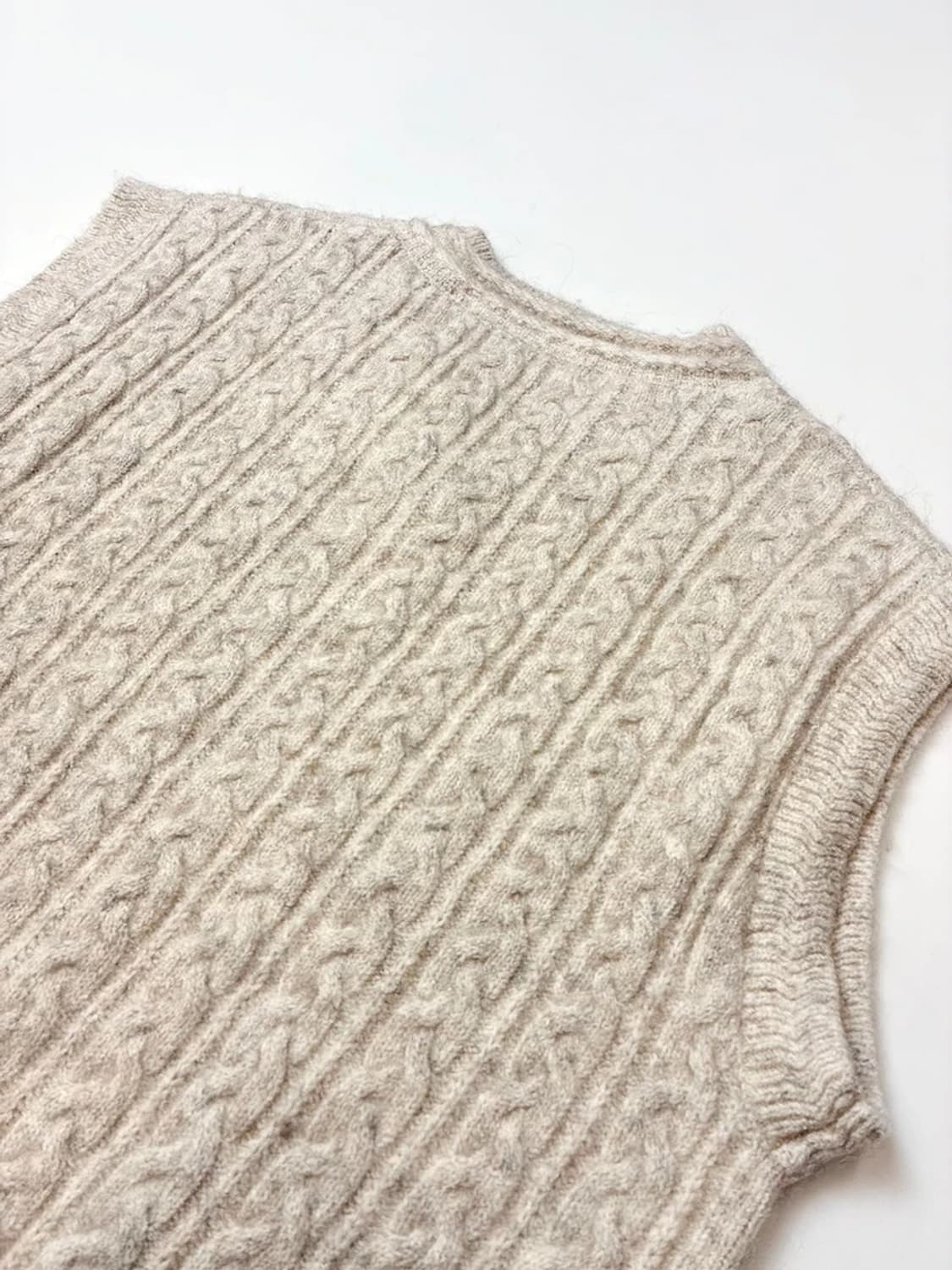 세터 SATUR 23FW 헤어리 케이블 브이넥 베스트 PN5147 상품이미지6