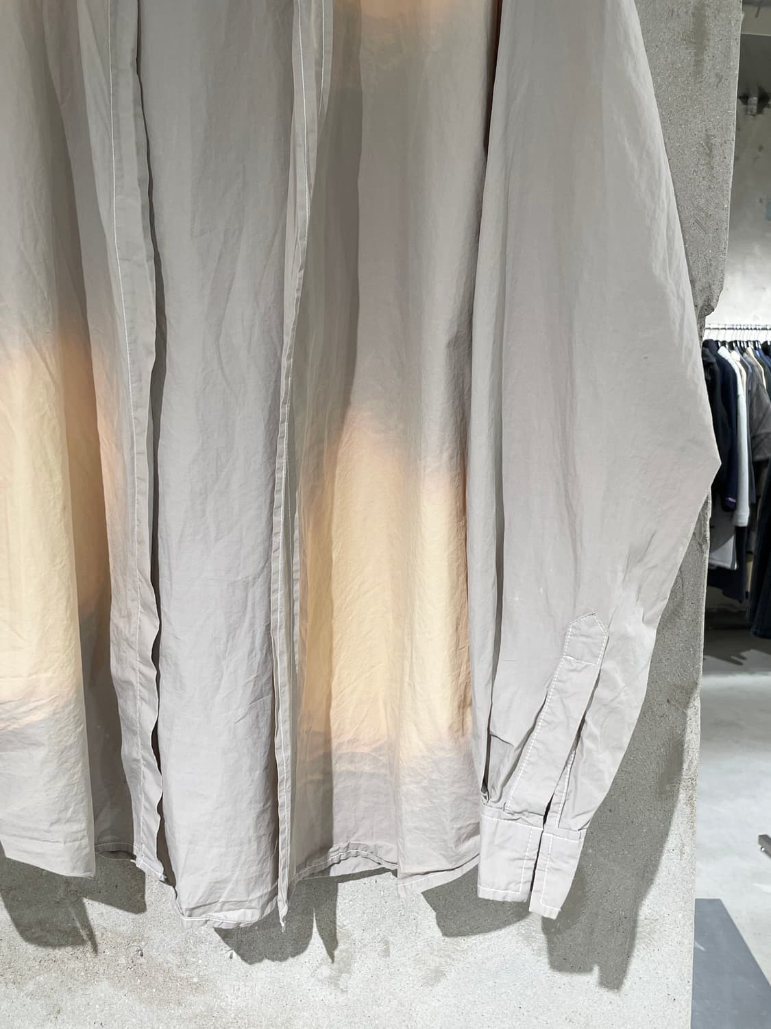 더 일마 라이트 카키 그라디언트 워싱 논 버튼 오버 셔츠 상품이미지5