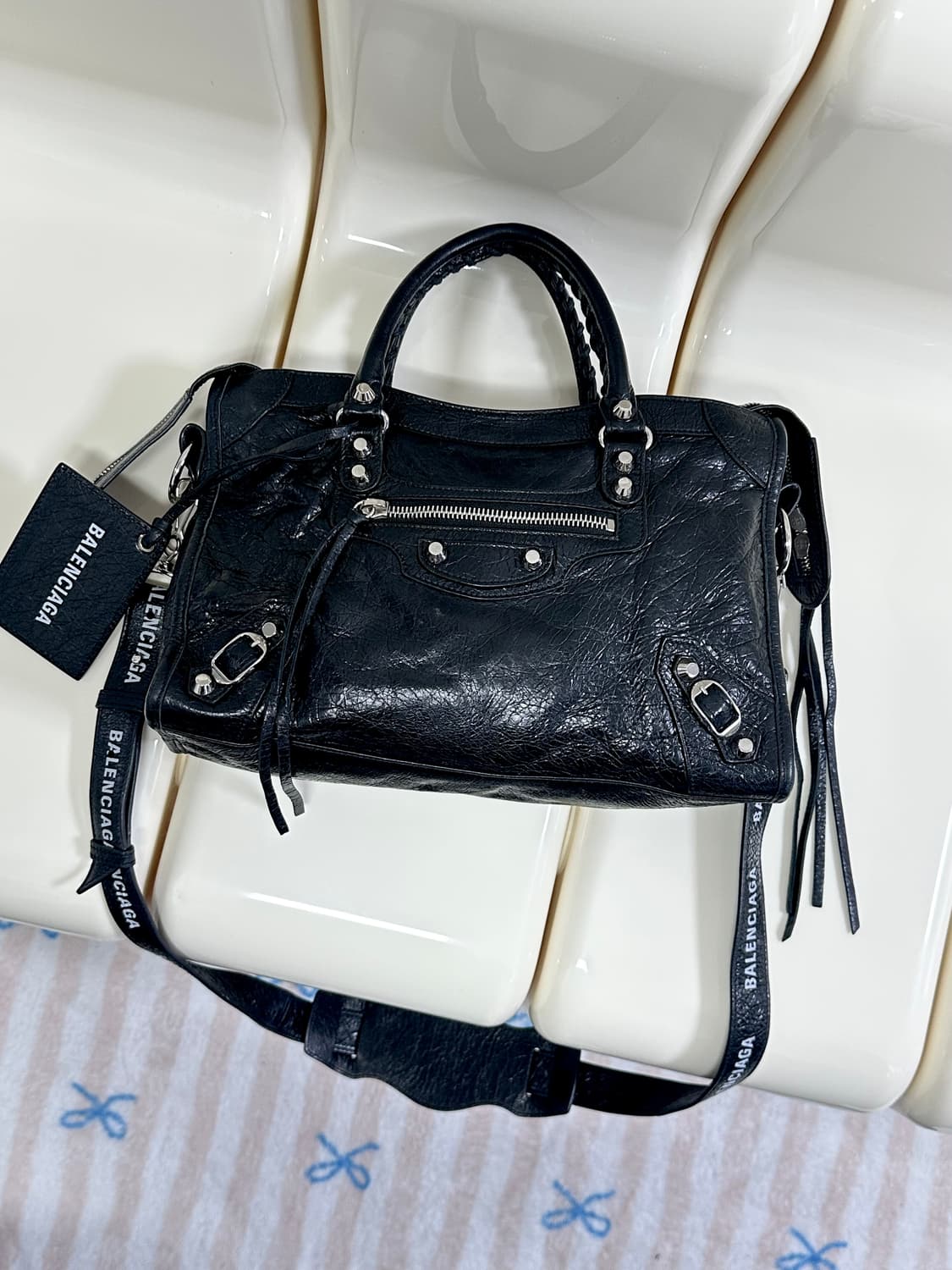 [A+ 정품] 발렌시아가 시티 모터백 스몰 로고스트랩 상품이미지3