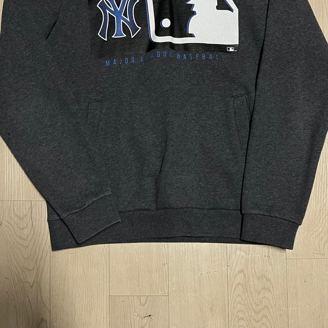 MLB 엠엘비 뉴욕양키스 NY 로고 빅프린팅 후드티 [차콜] L/100 상품이미지3
