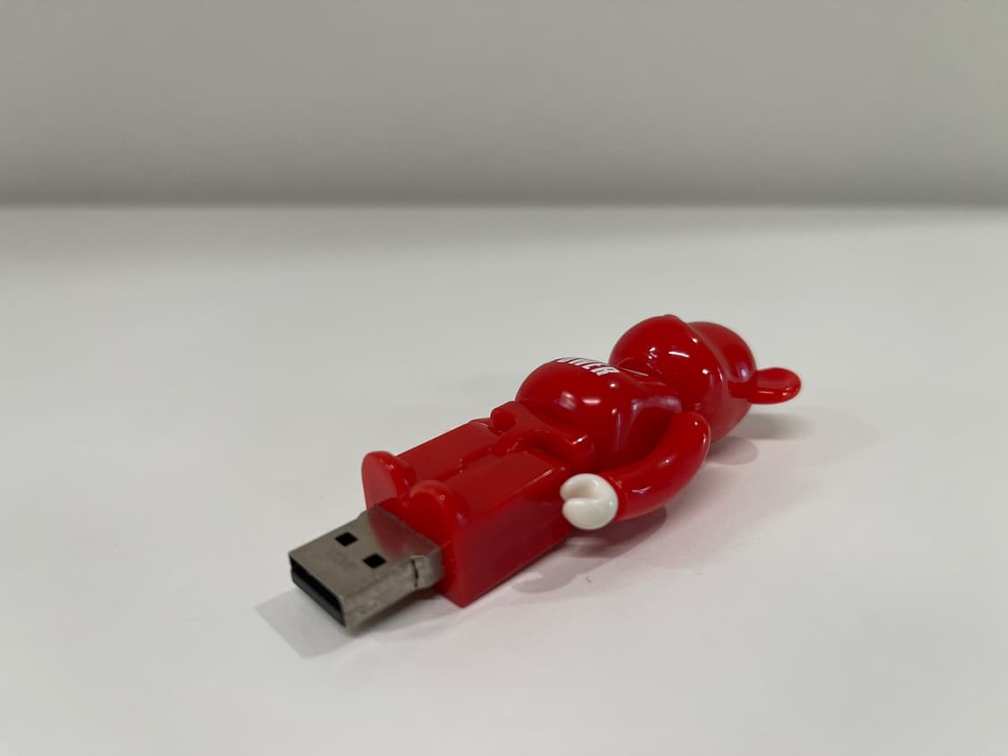 베어브릭 100% USB 메모리 레드 상품이미지3