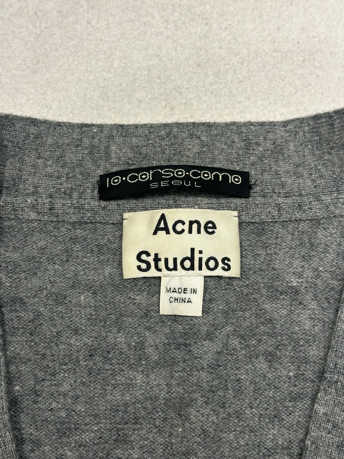 아크네 미니 로고 가디건 상품이미지2