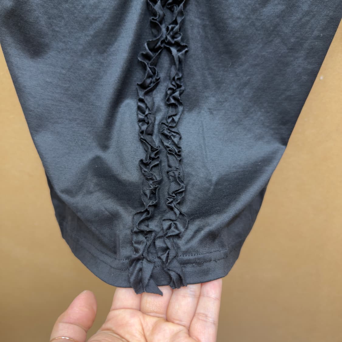 ANAYI 센터 프릴 셔링 브이넥 티셔츠 (Black) 상품이미지8