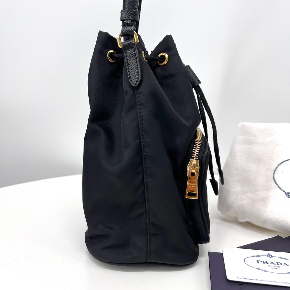 프라다 삼각로고 나일론 버킷백 블랙 (1BH038) 상품이미지5