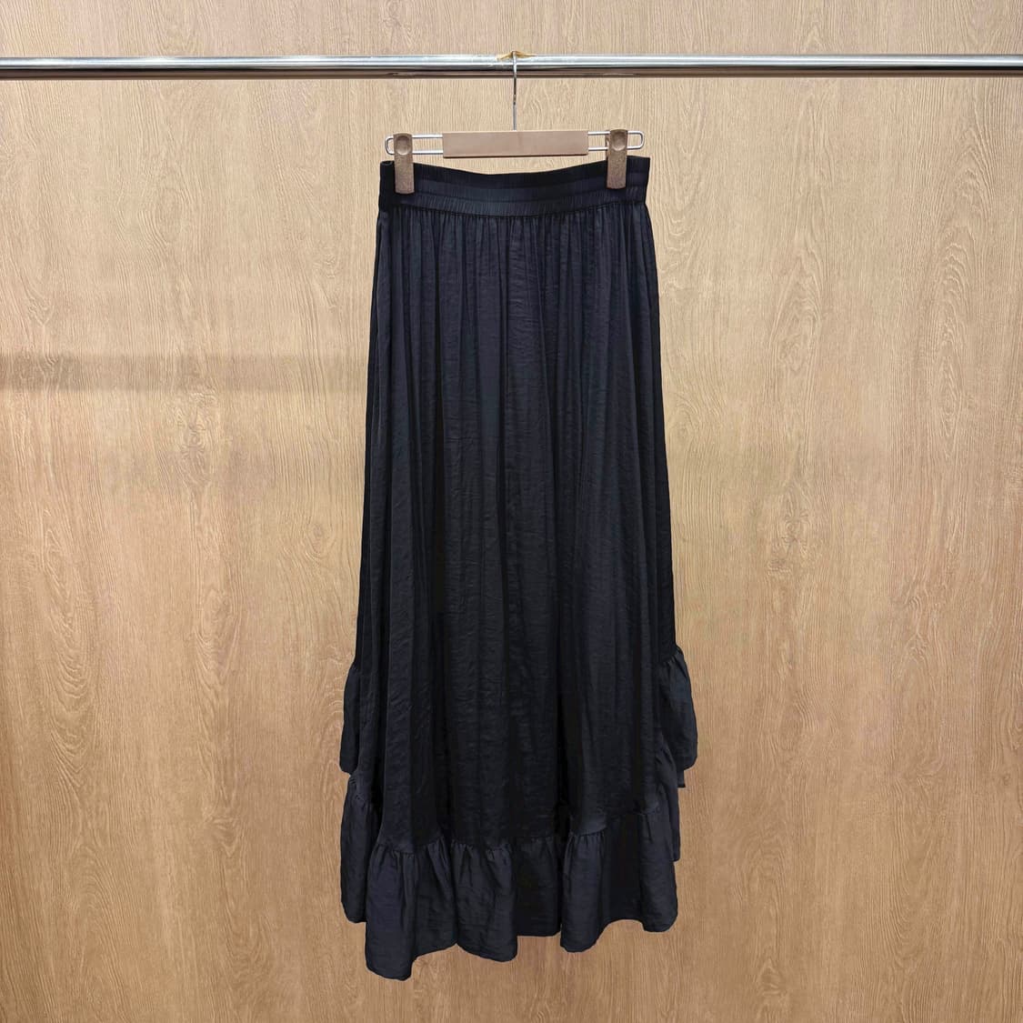 마쥬 언발란스 랩스타일 밴딩 롱 스커트 프릴 레이어드 디테일 블랙 상품이미지3