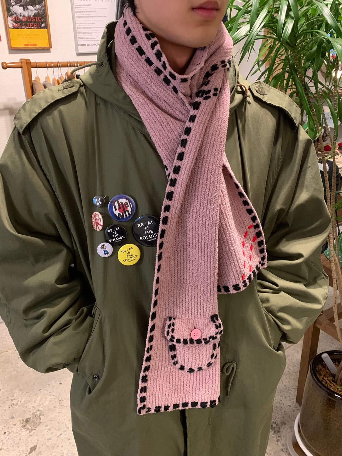 핑거린 핸드스티치 포켓 머플러 블랙 핑크 상품이미지1