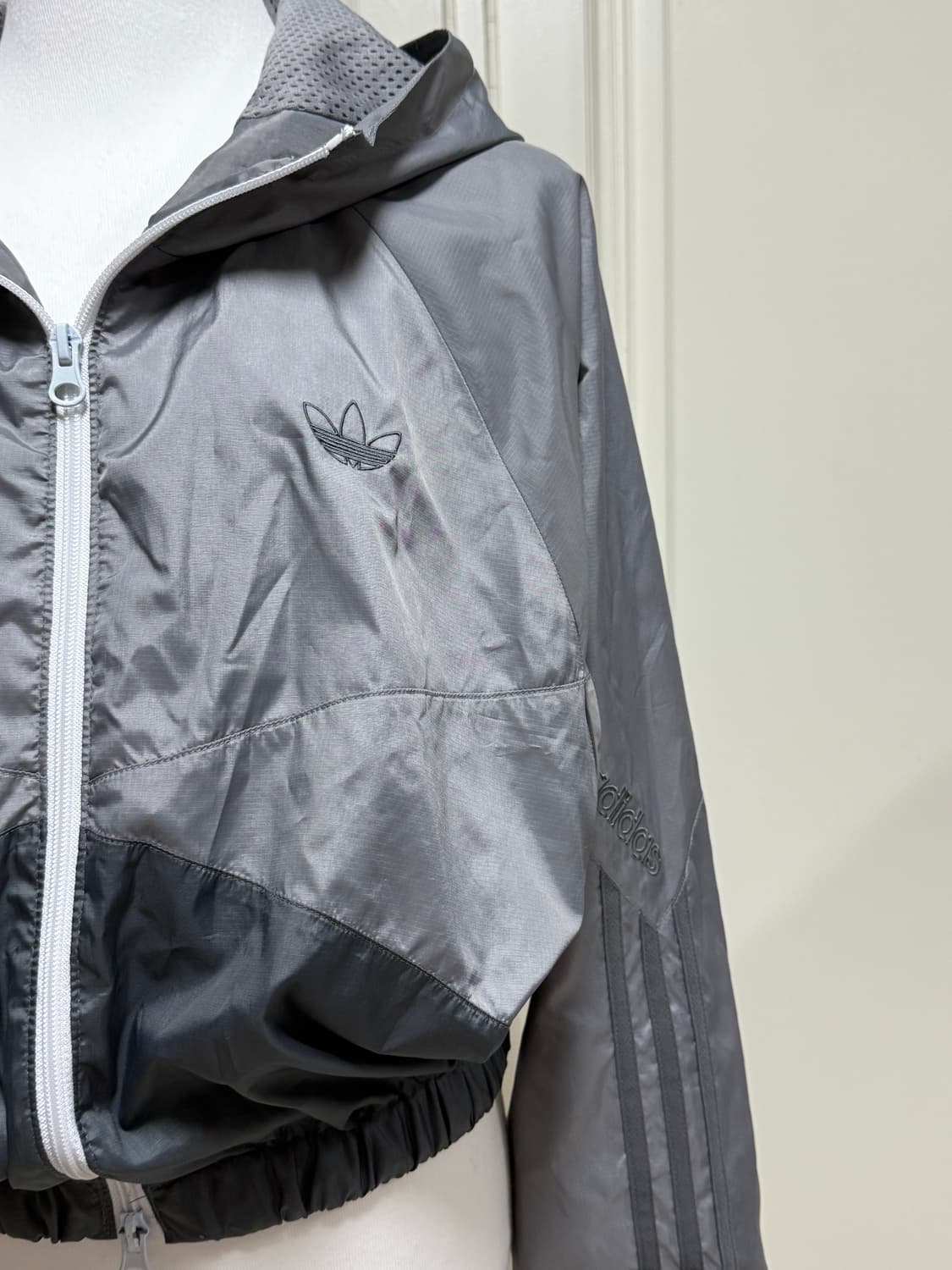 아디다스 차콜그레이 크롭 바람막이 상품이미지2