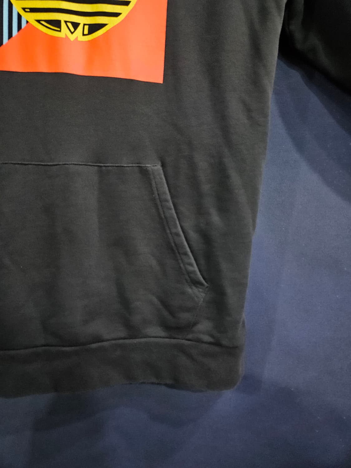 아디다스 프린팅 블랙컬러 남성 100 포켓 후드티  상품이미지6