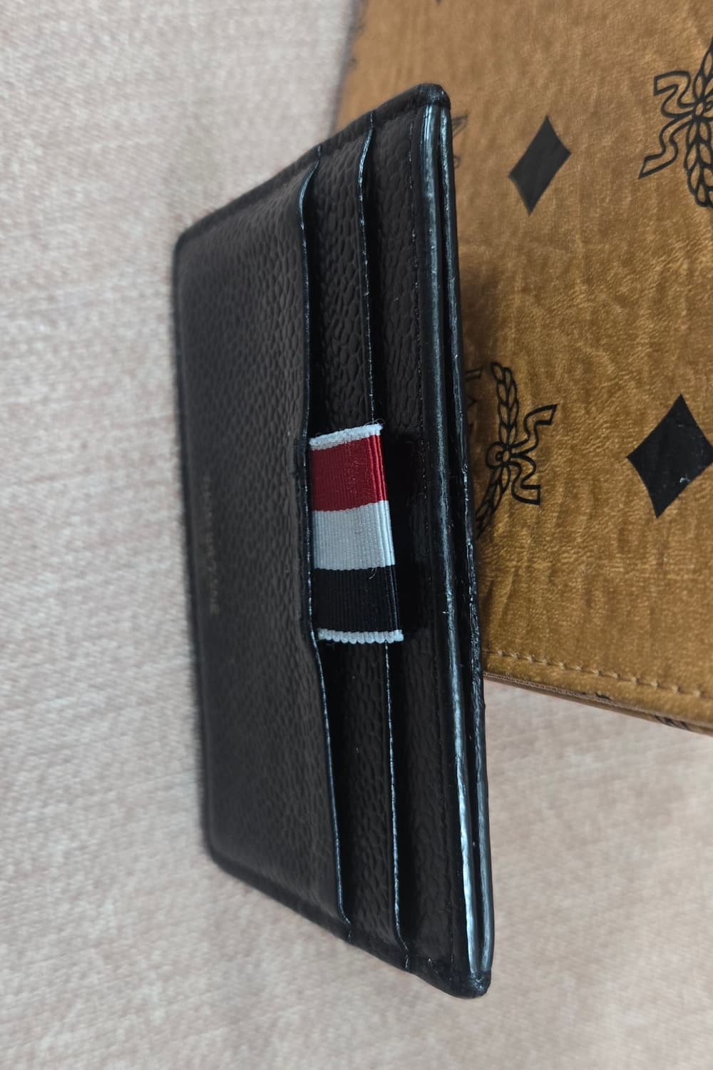 톰브라운 블랙 카드지갑 삼선탭 상품이미지3