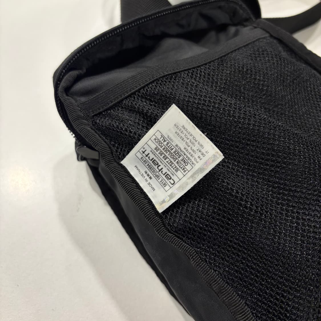 칼하트 블랙 미니 크로스백 코듀라 상품이미지4