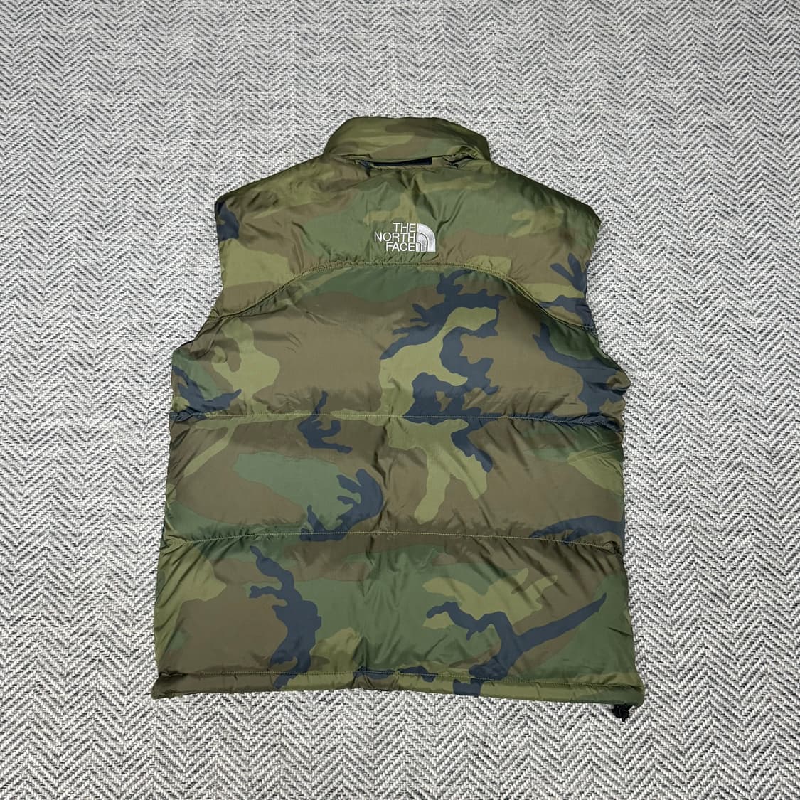 노스페이스 센터로고 무광 카모 700 눕시 패딩 조끼 베스트 상품이미지1