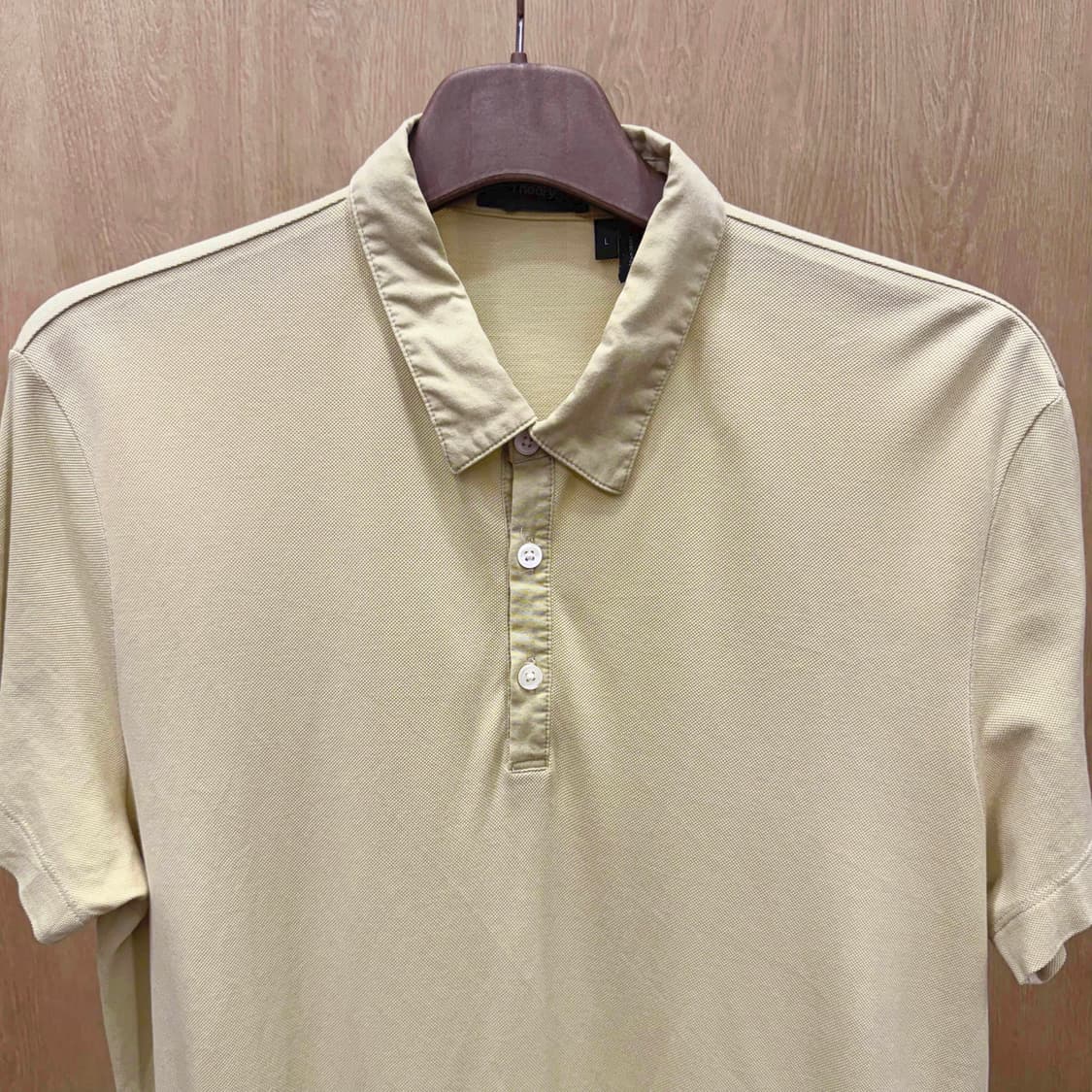 띠어리 미니멀 피케 반팔 티셔츠 버튼 플라켓 디테일 베이지 상품이미지4