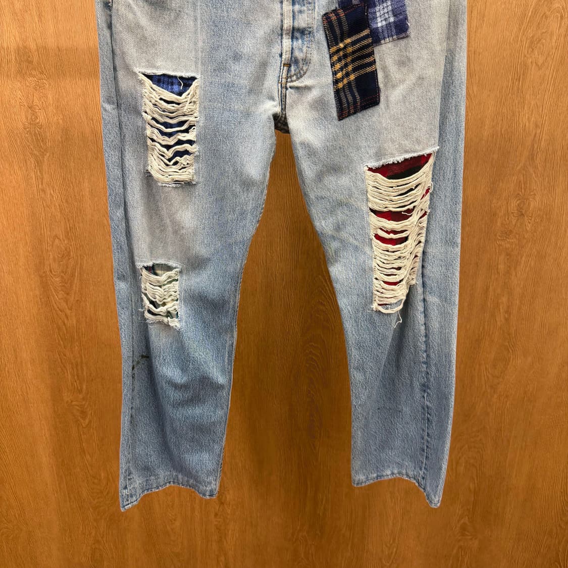 리바이스 501 디스트로이드 워싱 데님 팬츠 체크 패치 디테일 연청 상품이미지5