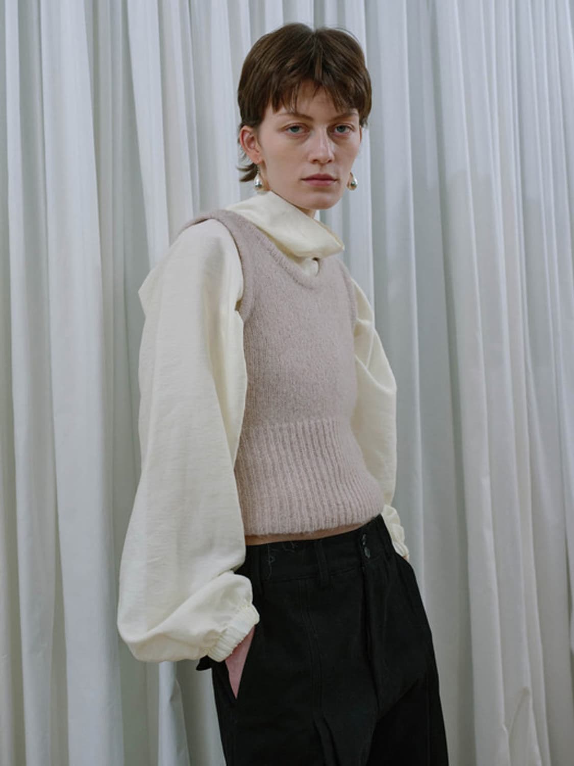 [ETHOS] 에토스 하이넥 크롭 블라우스 상품이미지1