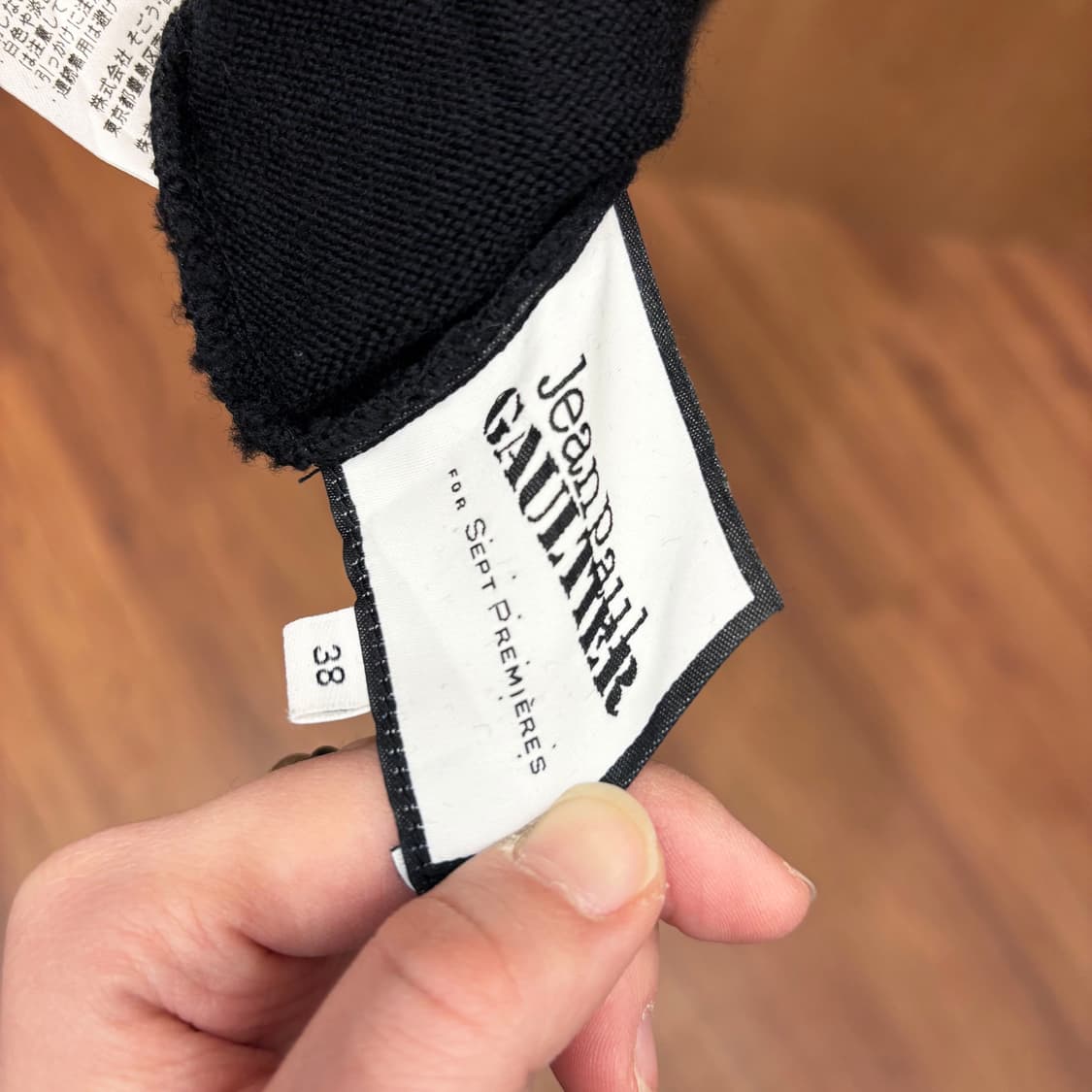 장폴고티에 브이넥 롱 니트 가디건 밑단 시보리 줄자 디테일 블랙 상품이미지7