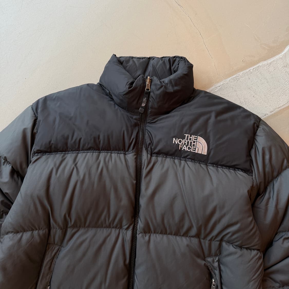노스페이스 그레이 눕시 패딩 상품이미지3