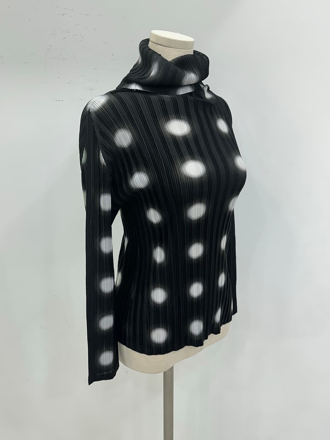 이세이미야케 플리츠 플리즈 터틀넥 상품이미지3