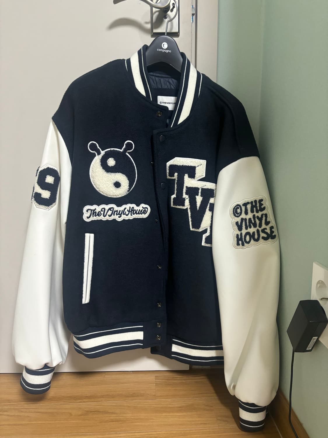 더바이닐하우스 바시티 자켓 상품이미지1