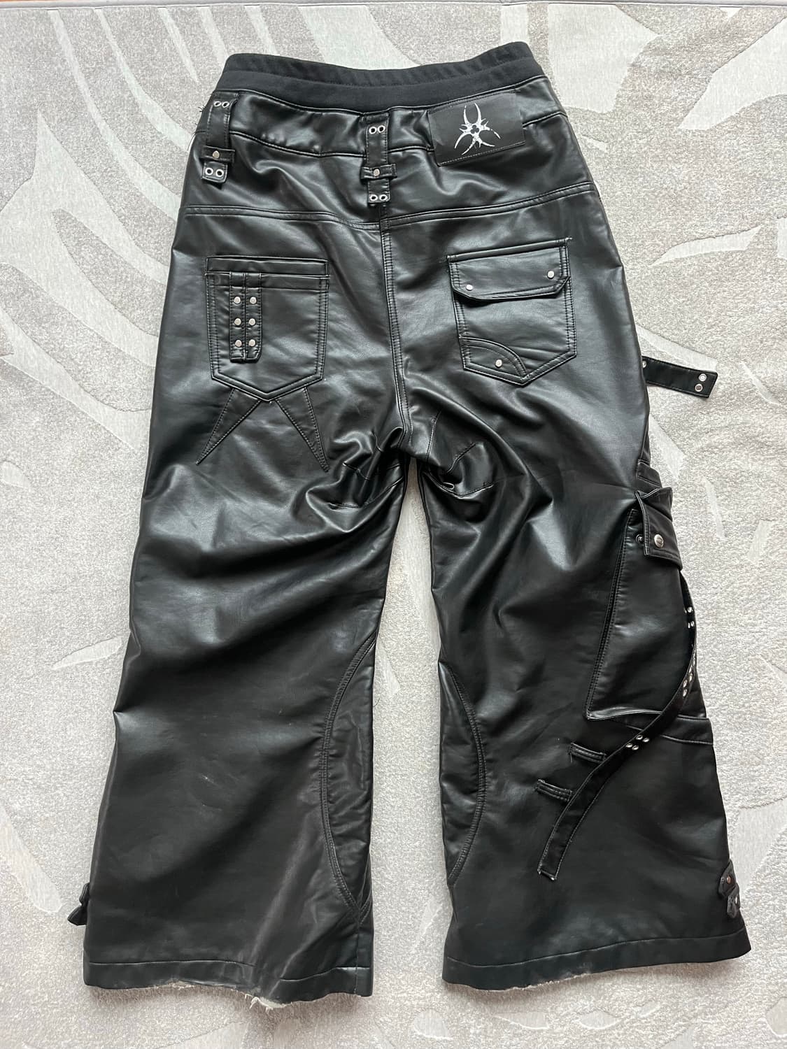 Cozy Worldwide 카오스 레더 카고 팬츠 상품이미지3