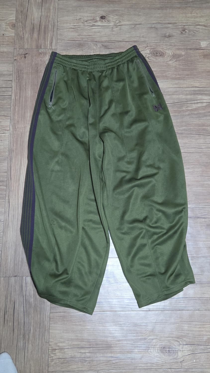 니들스 HD 트랙팬츠 올리브 s팝니다 상품이미지1