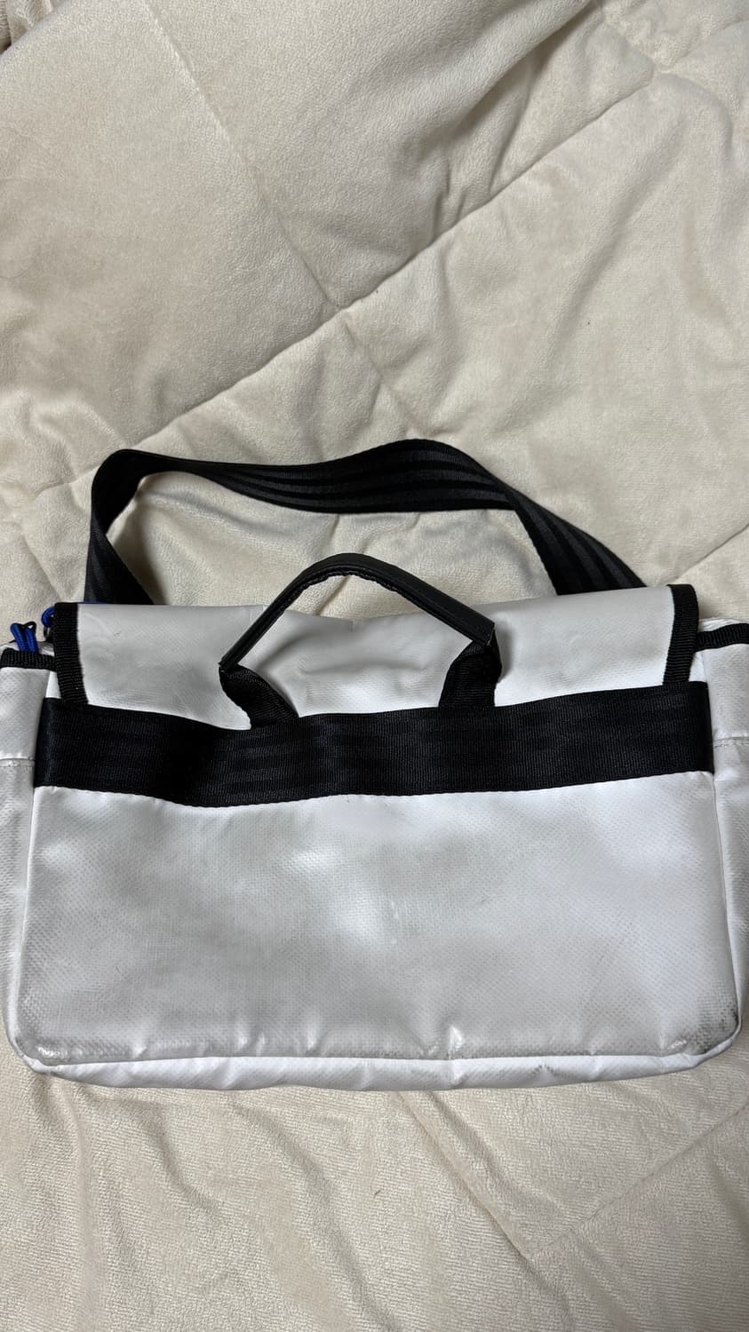 아더에러 트레이스 애드모어 크로스바디백 화이트 상품이미지3