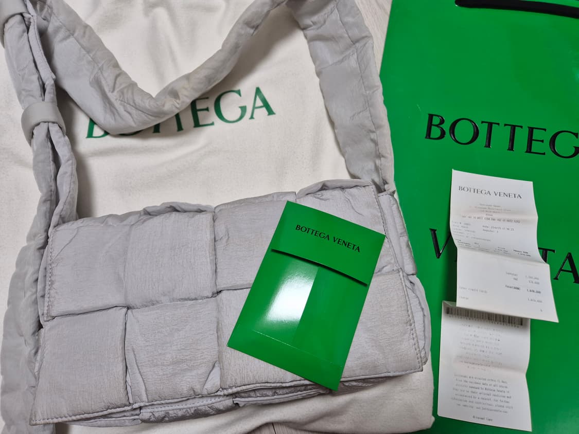 보테가베네타 패디드 테크 카세트백 상품이미지1