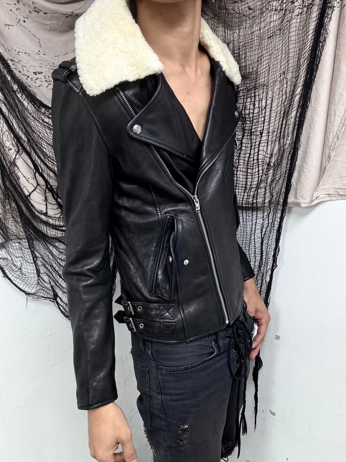 [GUESS] Sheep Fur&Leather Buckle Detail  상품이미지8