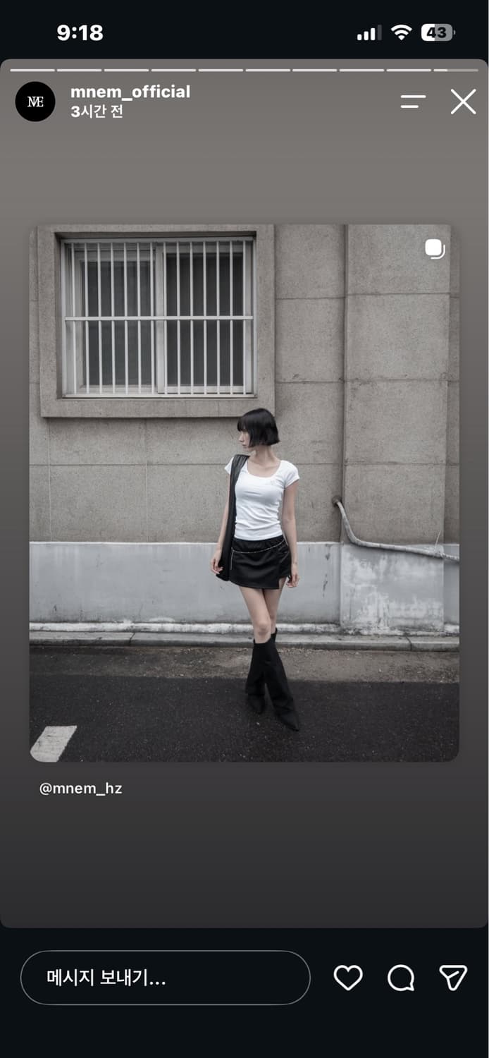 므넴 Scoop Neck Baby Tee 스쿱 넥 베이비 티 블랙 상품이미지4