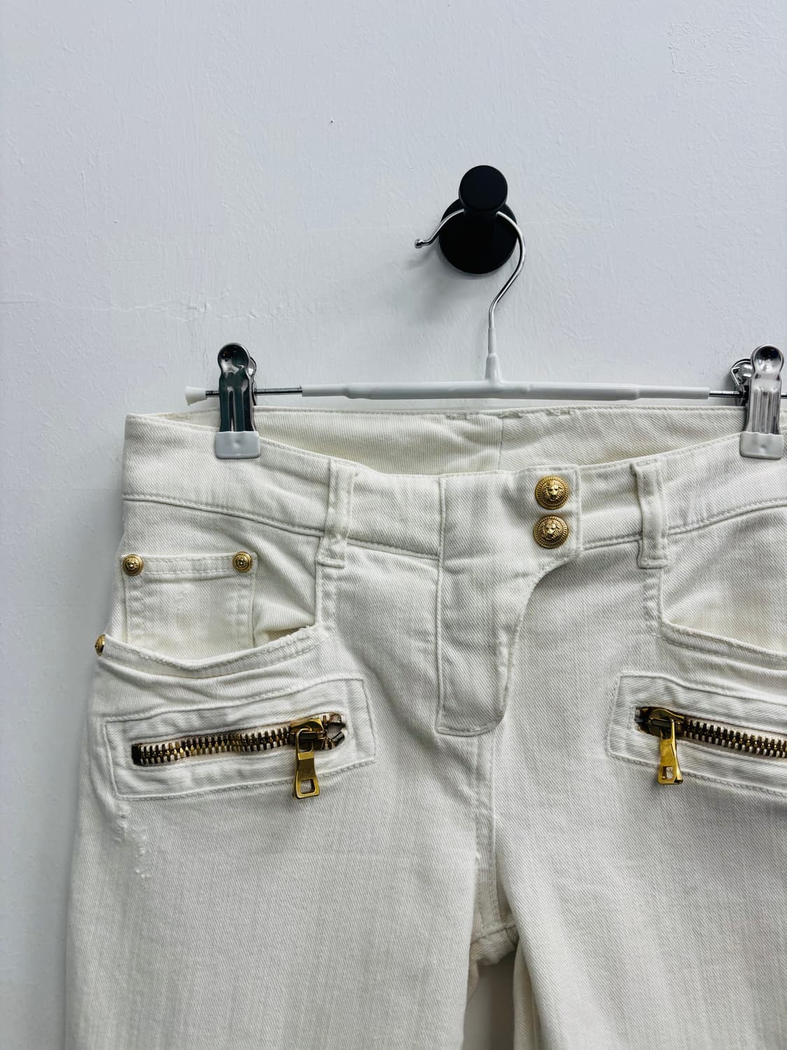 발망(BALMAIN) 금장 디테일 화이트 바이커 데님 팬츠 상품이미지3