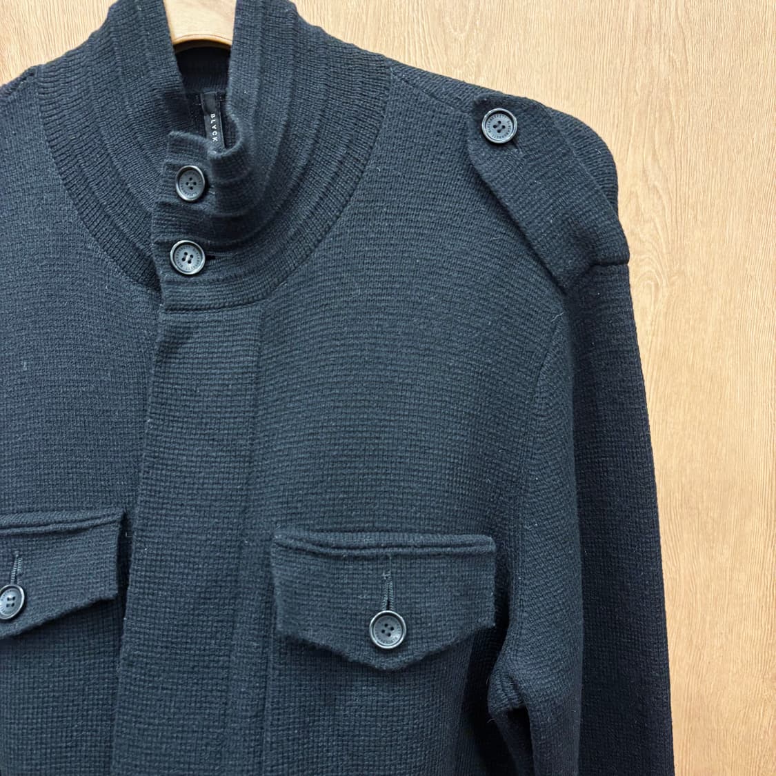 닐 바렛 하이넥 니트 자켓 스탠드 카라 숄더 에폭 장식 버튼 디테일 블랙 상품이미지6