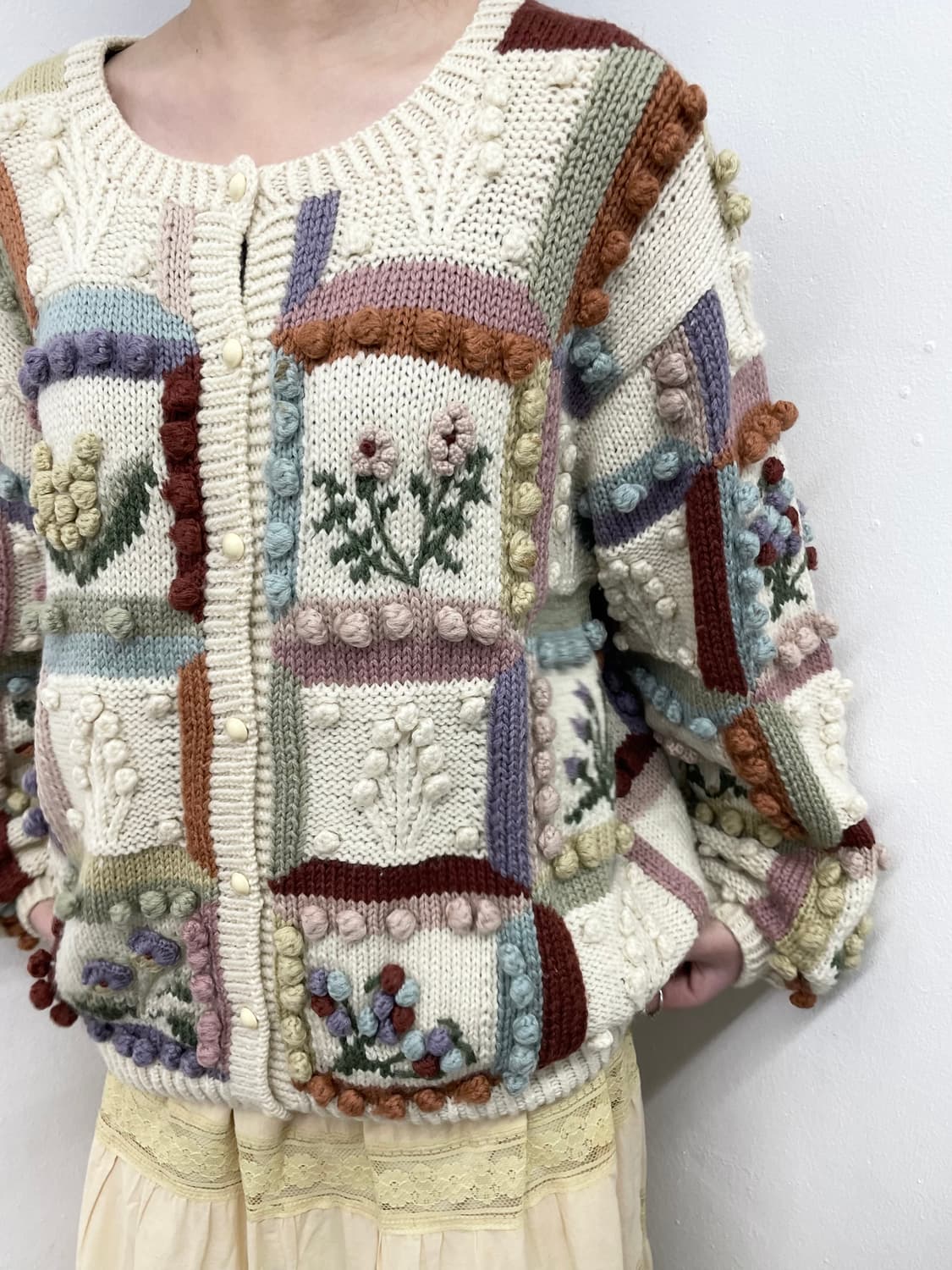 모리 자수 디테일 폼폼 가디건 상품이미지3