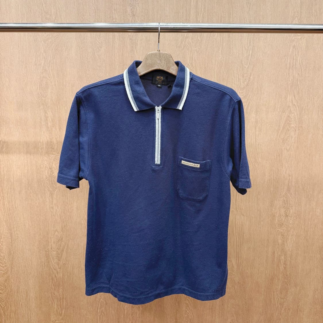 MCM 하프집업 피케 반팔 티셔츠 로고 포켓 디테일 네이비 상품이미지2