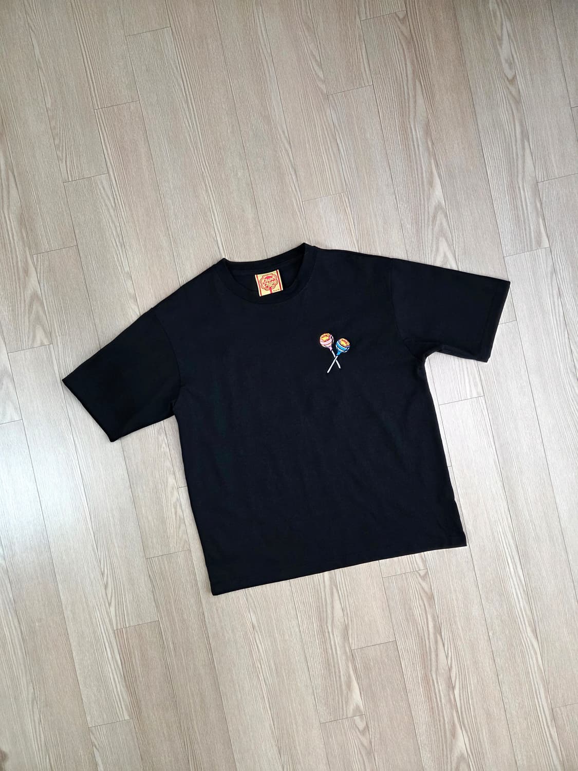 추파춥스 블랙 자수 티셔츠 상품이미지1