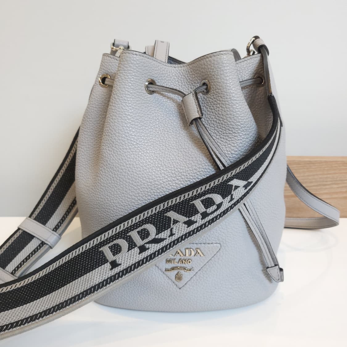 정품 프라다 비텔로 다이노 버킷백 1BE060 상품이미지4