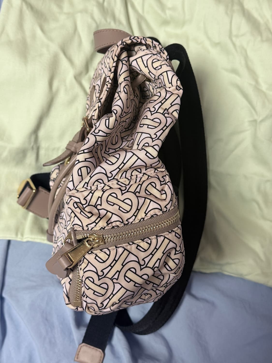 버버리 모노그램 나일론 스몰 백팩 상품이미지3