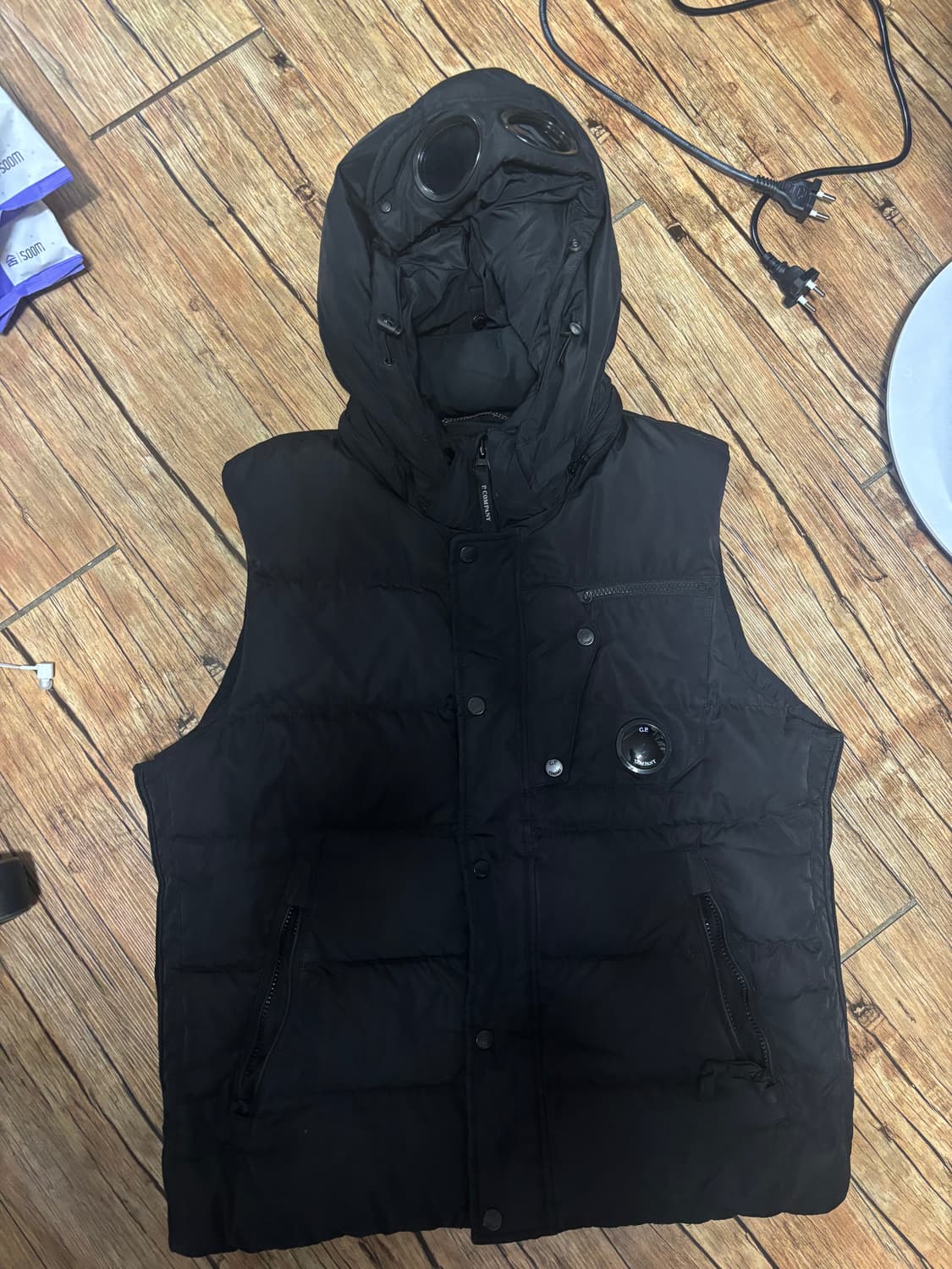 CP컴퍼니 고글후드 패딩조끼 상품이미지1