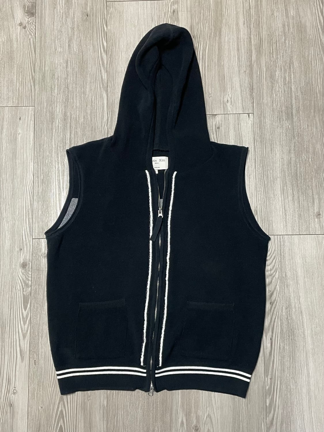 마뗑킴 후드 포인트 로고 니트 베스트 블랙 상품이미지3